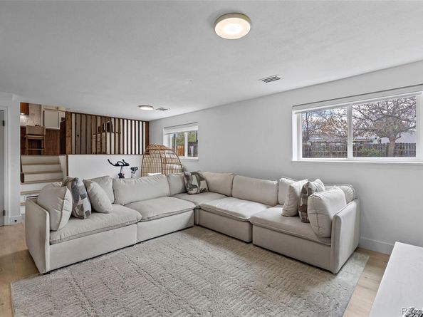 690 S Newark Court, Aurora CO 80012