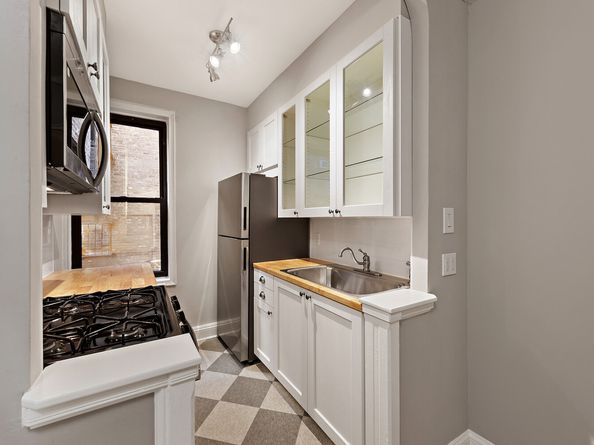 415 Ocean Parkway 3G, Brooklyn NY 11218
