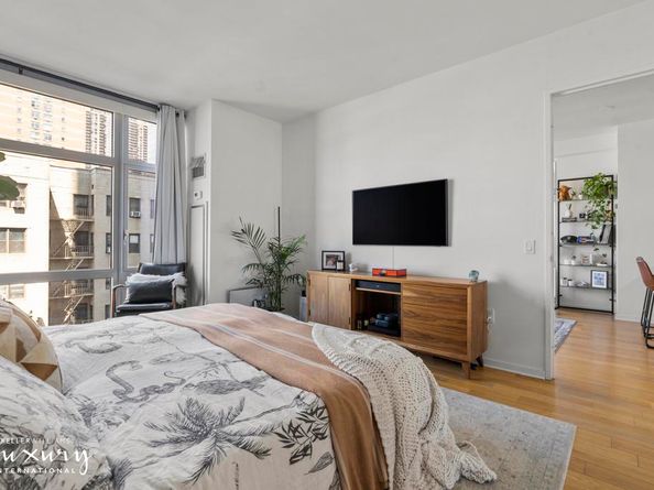 310 West 52nd Street 5J, New York NY 10019