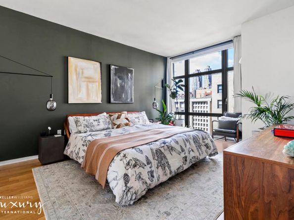 310 West 52nd Street 5J, New York NY 10019