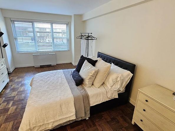 150 East 61st Street 2D, New York NY 10065