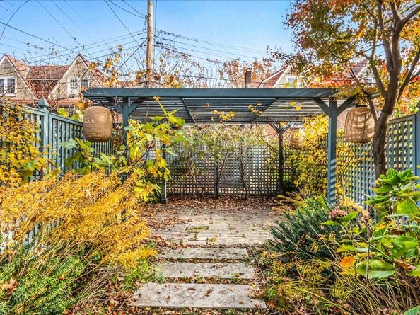 40 Slocum Crescent, Queens NY 11375