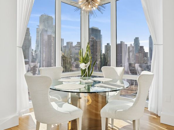 247 West 46th Street 2103, New York NY 10036