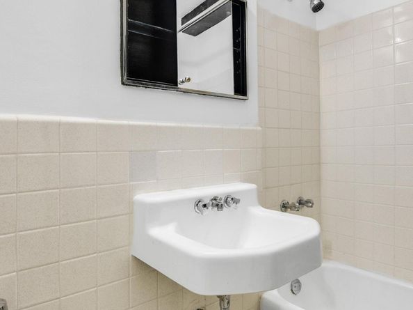 31 Jane Street 2H, New York NY 10014