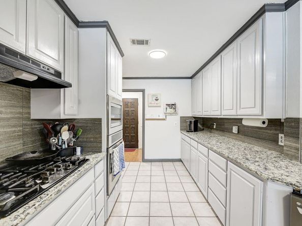 905  Pinehurst Drive , Arlington Texas 76012