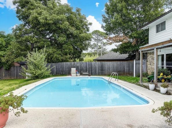 905  Pinehurst Drive , Arlington Texas 76012