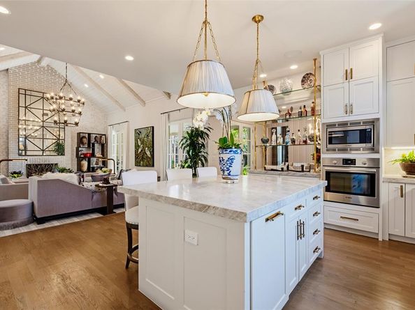3716 N Versailles Avenue , Dallas Texas 75209