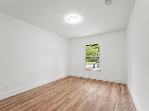 2114  Tisinger Avenue , Dallas Texas 75228