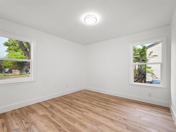 2114  Tisinger Avenue , Dallas Texas 75228