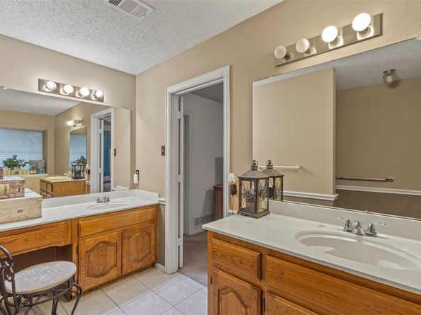 853  Woodridge Circle , DeSoto Texas 75115