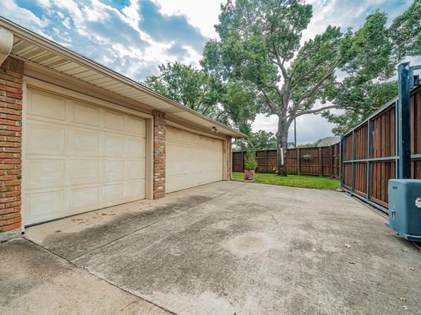 9511  Fallbrook Drive , Dallas Texas 75243