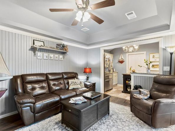 1432  Sylvan Avenue , Dallas Texas 75208