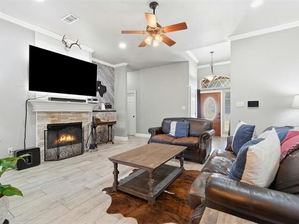 1116  Wilderness Trail , Crowley Texas 76036