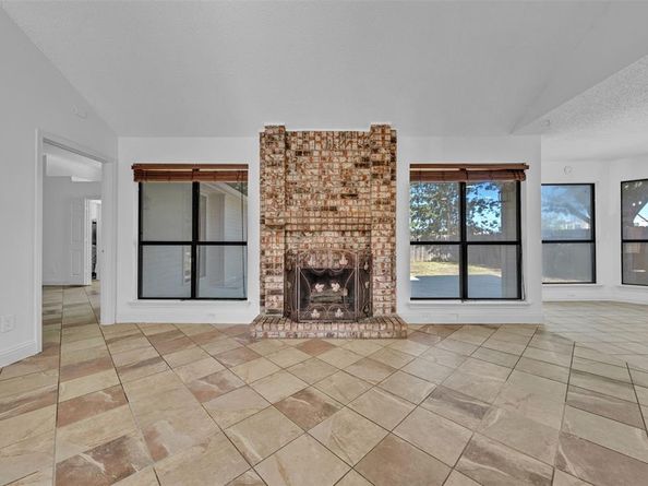 1405  Glenwillow Drive , Arlington Texas 76018