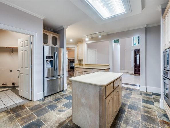 1805  Old Oak Drive , Arlington Texas 76012