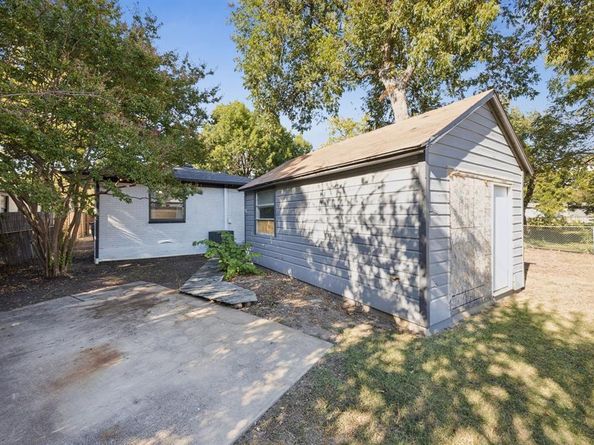 2472  Highwood Drive , Dallas Texas 75228