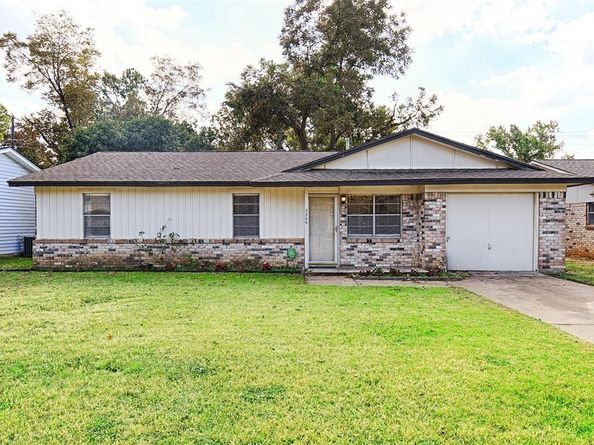 2304  Meadow Crest , Irving Texas 75060