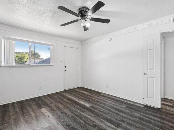 5014  Les Chateaux Drive  230, Dallas Texas 75235