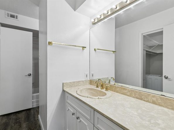 5014  Les Chateaux Drive  230, Dallas Texas 75235