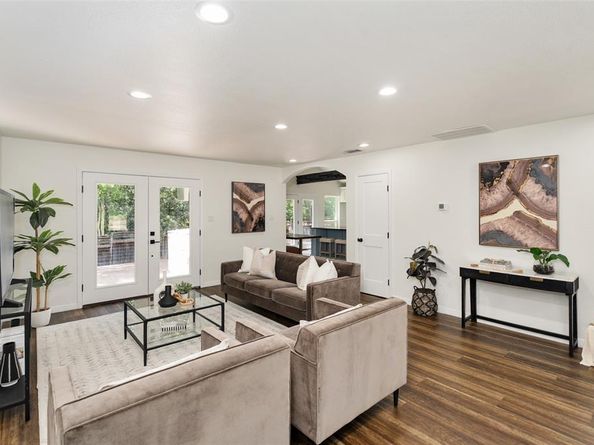 2107  Elmwood Boulevard , Dallas Texas 75224