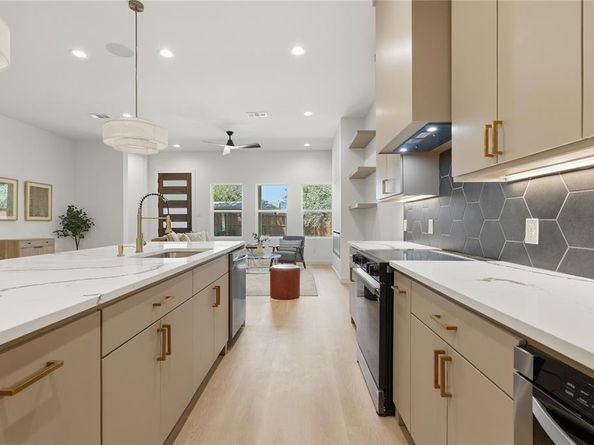 1327 E Waco Avenue , Dallas Texas 75216