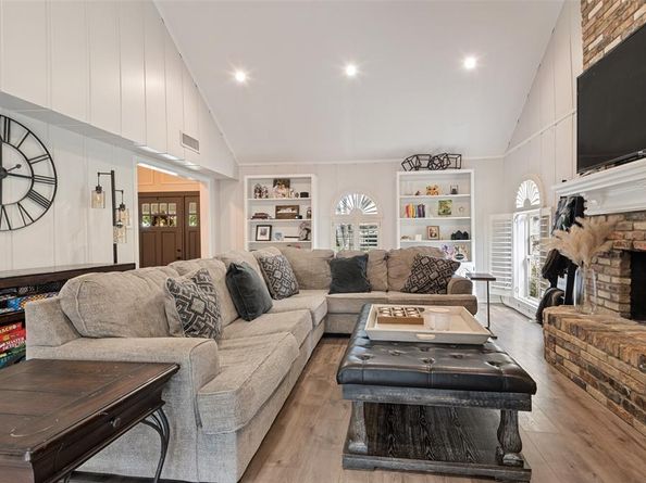 1814  Foxwood Court , Arlington Texas 76012