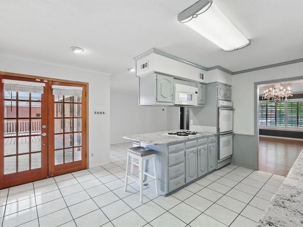 2915  Touraine Drive , Dallas Texas 75211