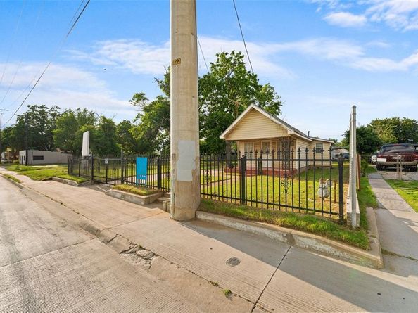 1413  Singleton Boulevard , Dallas Texas 75212