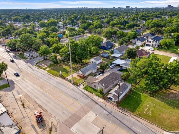 1413  Singleton Boulevard , Dallas Texas 75212