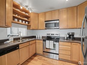 4108 NE 6th Place 2A, Renton WA 98059
