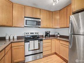 4108 NE 6th Place 2A, Renton WA 98059