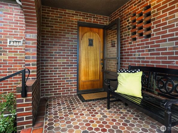 2301 Rosemont Place W, Seattle WA 98199