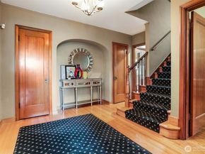 2301 Rosemont Place W, Seattle WA 98199