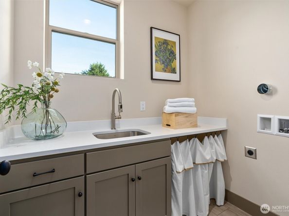 5033 25th Avenue SW A, Seattle WA 98106