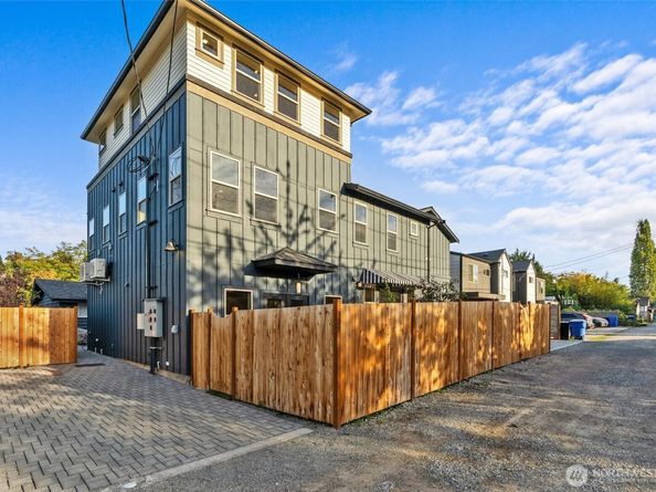 5033 25th Avenue SW A, Seattle WA 98106