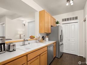 109 2nd Street S 422, Kirkland WA 98033