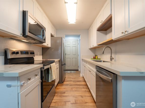 12505 NE 117th Place J7, Kirkland WA 98034
