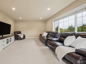 6701 W Crest View Loop SE, Snoqualmie WA 98065