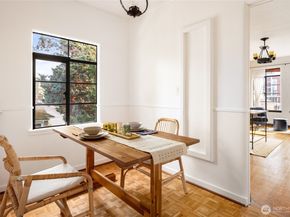 1106 NE 42nd 19, Seattle WA 98105