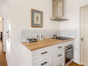 1106 NE 42nd 19, Seattle WA 98105