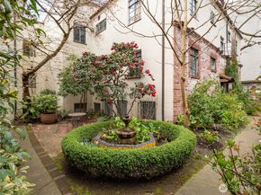 1106 NE 42nd 19, Seattle WA 98105