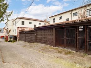 1106 NE 42nd 19, Seattle WA 98105