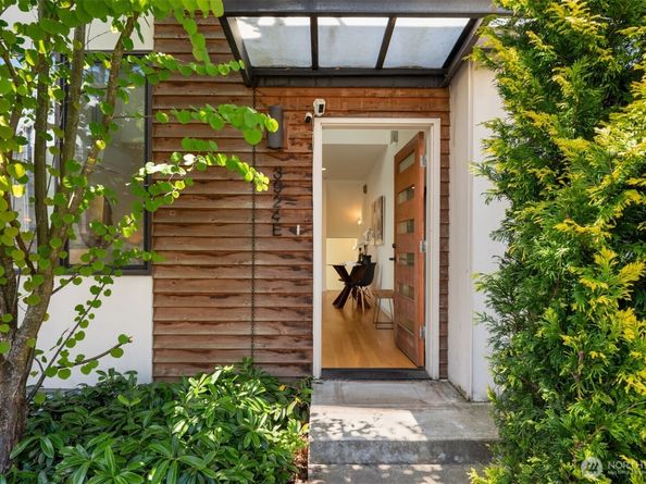 3924 Linden Avenue N E, Seattle WA 98103