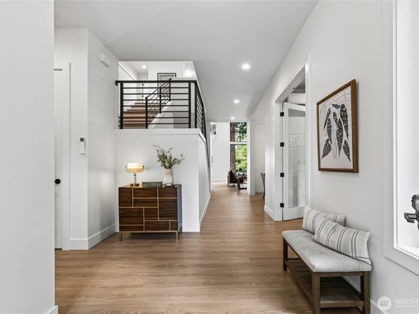 719 95th Avenue NE, Bellevue WA 98004