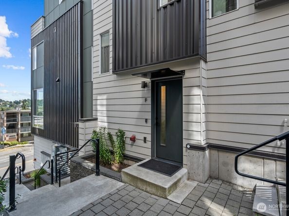 3104 SW Avalon Way F, Seattle WA 98126