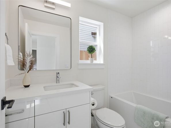 9323 Marcus Avenue S B, Seattle WA 98118