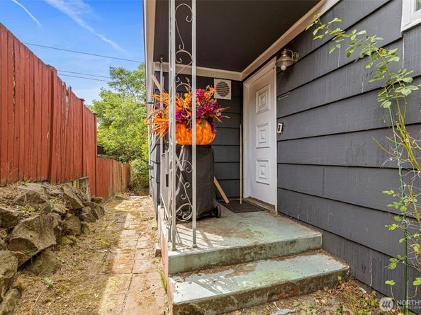 9628 5th Ave NE, Seattle WA 98115