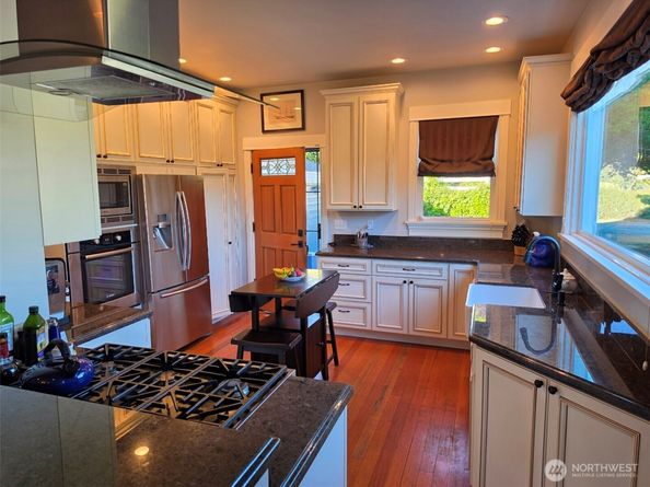 7652 E Green Lake Drive N, Seattle WA 98103