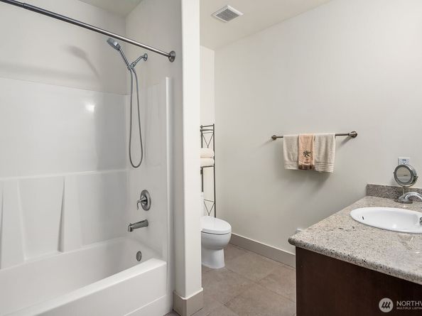 18609 SE Newport Way 408, Issaquah WA 98027