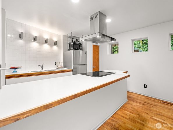 11130 Seola Beach Drive SW, Seattle WA 98146
